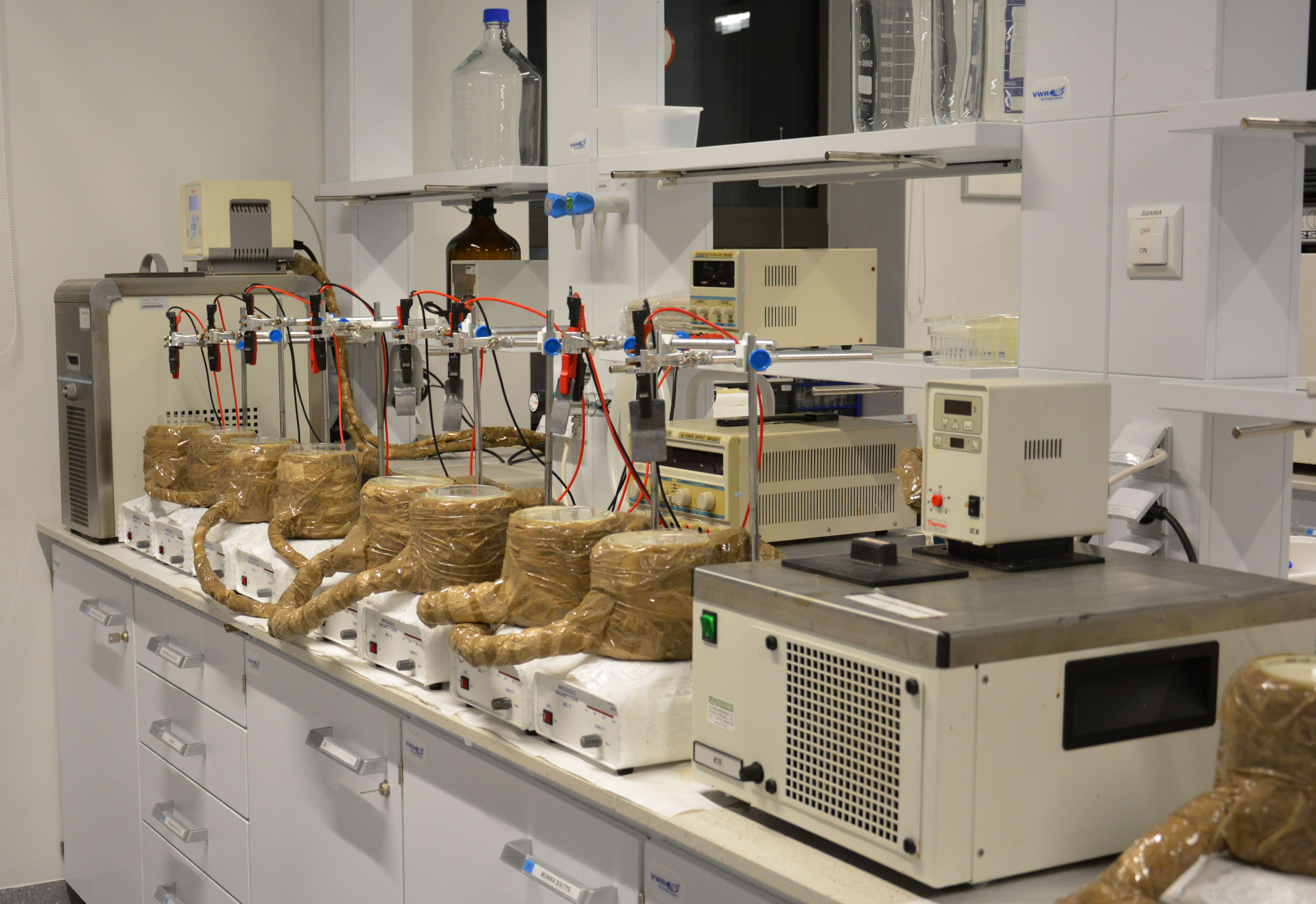 Equipment used for anodic oxidation of metals